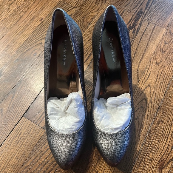 Calvin Klein Elita Stacked Heel Pump Metallic Silver - Picture 11 of 12